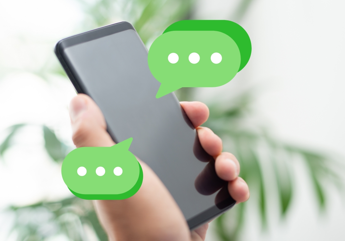 スマホでメッセージアプリを操作するイメージ